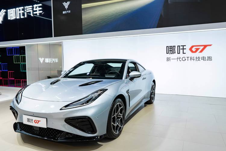 佛山25哪吒汽车在智能汽车领域的表现，领途汽车在新能源汽车市场中的影响力